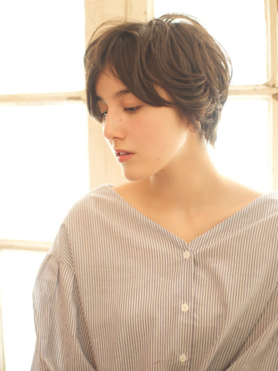 前下がりセンターパートでで大人なナチュラルショートヘア♪